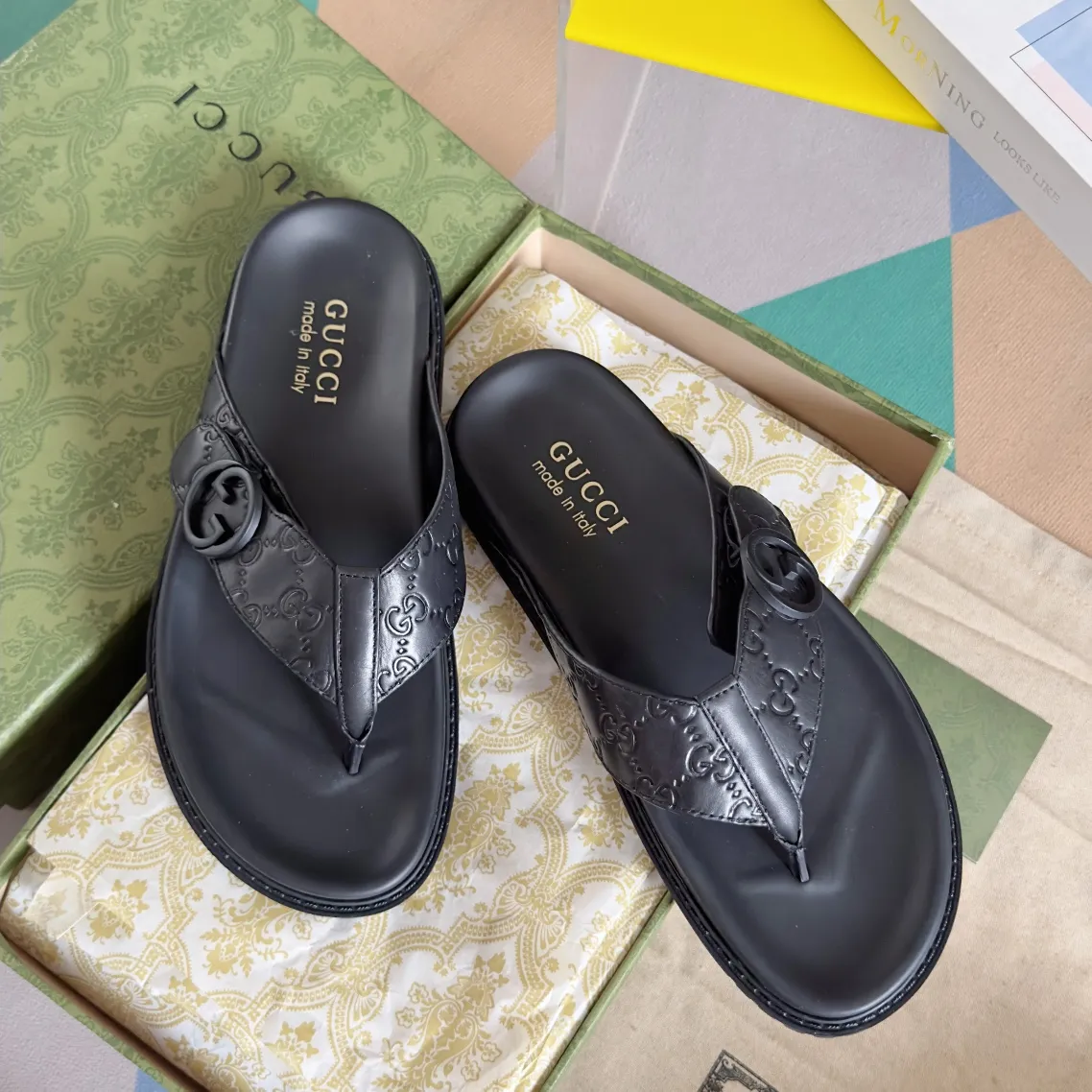 [G Home] Men's Men's Shoes💰: 300💰Size: 38-45 🆕2024Gucci Gucci Summer New Style Double G Presbyopia Flip-flops Cross Sandals Thick Sole Slippers Beach Shoes Original Purchase and Development Production G family's 2024 new summer dark horse items, fashion bloggers at home and abroad have put on the show, and it has become popular on social platforms at home and abroad. Fashionistas must pay for it, and they spend a lot of money to create ingenious craftsmanship and accurately restore every detail. Exquisite packaging at the delivery counter🛍📦 ▪️ Fabric: Original imported double G presbyopic leather ▪️ Lining: Original imported leather ▪️ Sole: Original open molded T men's shoes 💰U outsole ▪️ Bottom thickness: 3CM